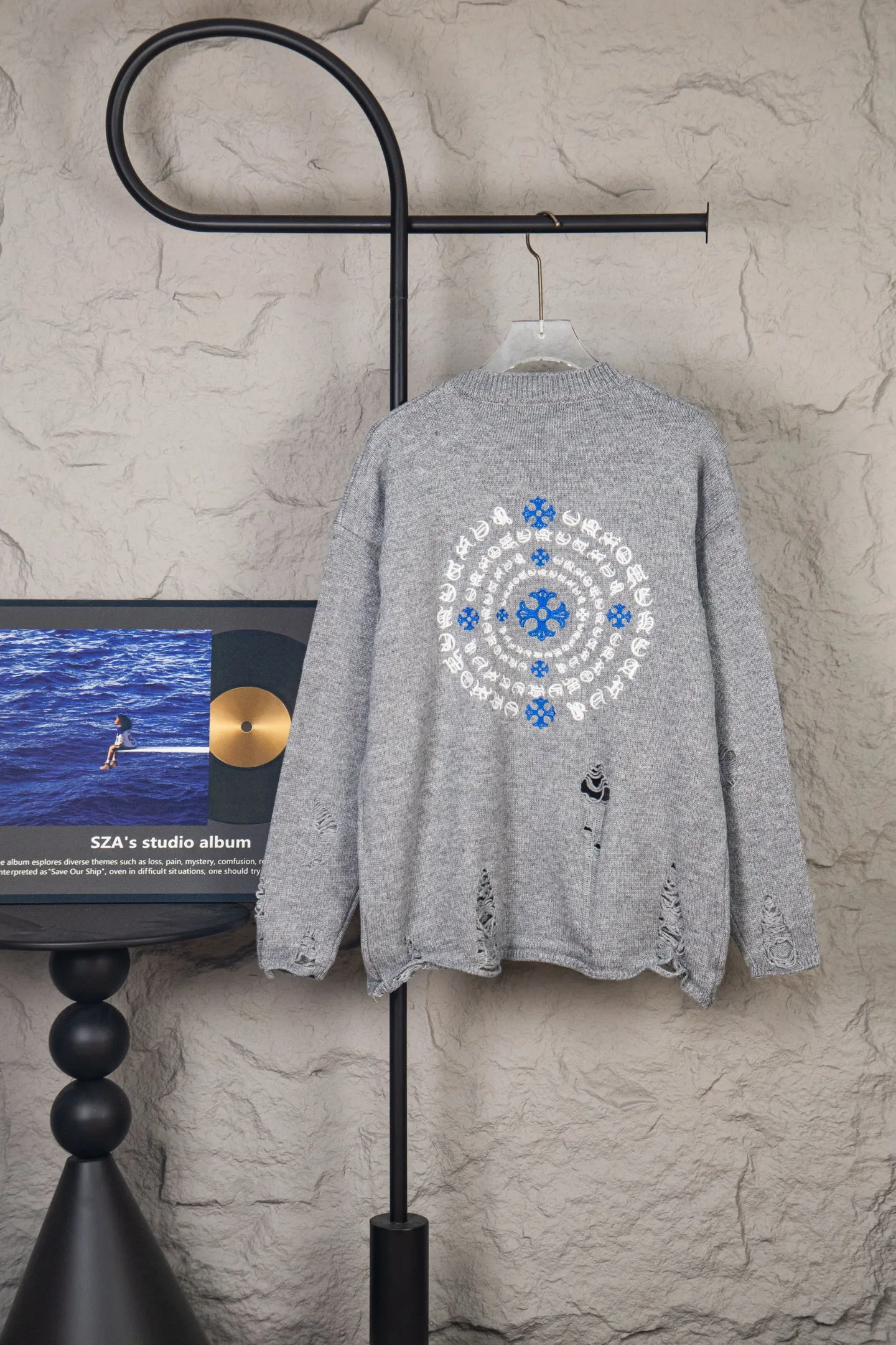 P260 Chrome Hearts CH Chrome Hearts Embroidered Disk Sanskrit Cross Hole Knitted Sweater Pullover. The popular style is the same for men and women. It is matched with black and white. It looks great in real life. The upper body looks good and it looks good in daily wear. It is even better when taking photos. It’s hard not to buy it. Buy it for me!!! Believe me, no one can refuse such a machine-length Chrome Hearts jacket. The version has been expanded based on the old version. The upper body is loose and stylish, and the hem is expanded to a casual design. Fat people look extremely slim, thin people have limited height and high-end. Ten thousand yuan ZP printing, 1:1 perfect restoration, looks good when worn alone or stacked, can be easily controlled by both men and women. If you care more about quality, you must also respect the price. It is completely different from the thin see-through bottoms and junk products on the market that pill when worn. If the style makes you shine at a glance, then quality is what you should pay more attention to. Compared with price, we focus on quality. Customers who have received my products all know it. ️️️ Sweaters on the market are generally made of bract core yarn. We use modal. The advantages over core-spun yarn are very intuitive: high cost, high price, high density, relatively expensive for developers, and let us make a lot less money. In addition, it is delicate, has no scum on the upper body, resists pilling, and is high-end. We are conscientious sellers and do not use core-spun yarn. Apart from being cheap, core-spun yarn is really useless. It shrinks, pills, hooks, and makes people pierced. He is proficient in everything. It is 2024. Who doesn’t want to look decent when they go out? Quality determines the upper body effect. No matter how bad the quality, the best style is still the temperament of the urban-rural fringe. We only do long-term business. Quality determines character. Take it back and wear it with confidence and wash it. The quality of the pattern will definitely make your eyes shine. We only make the right version of high quality. We make high-end hard goods. Reject junk goods and reject fast food. Conscientious quality and conscientious price. You deserve it!  Color: Black Beige Gray Size: S M L